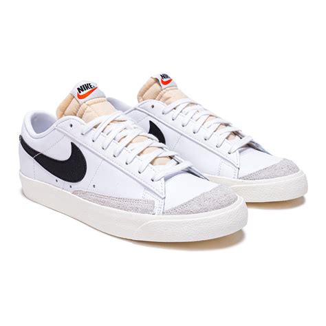 nike blazer low size 10.